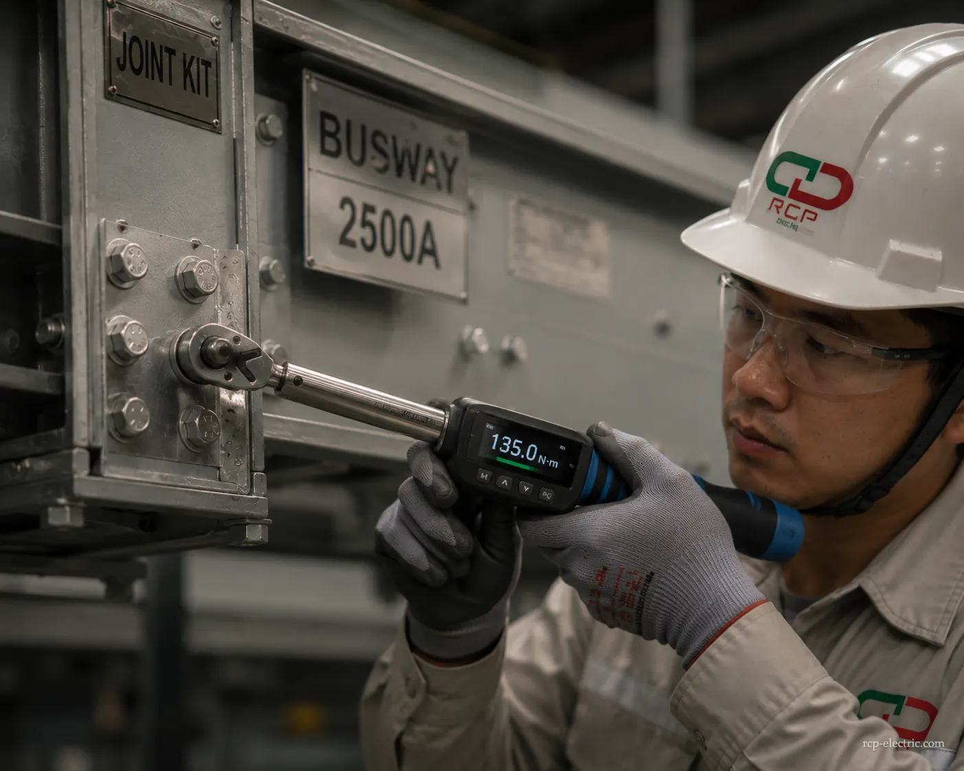 Siết lực bulon busway bằng torque wrench